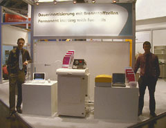 На Cebit компания N2telligence продемонстрировала топливную ячейку с двумя 50‑литровыми баками с водородом. Воздух, который выделяется в результате реакции в топливной ячейке, имеет более низкую концентрацию кислорода, а конденсор позволяет удалить из него какую-то часть водяных паров, прежде чем этот воздух закачивается в центр обработки данных