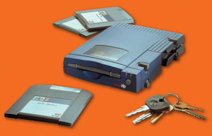 Компания Iomega приобрела известность в середине 90-х благодаря популярным устройствам Zip, работающим со съемными дисками для хранения данных 