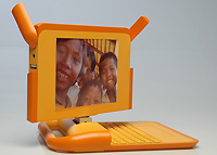 На ноутбук XO будет установлена как бесплатная среда Sugar на основе ОС Linux, так и доступная "студенческая" версия Windows XP 