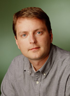 Дэвид Фило в апреле 1994 года стал одним из создателей поискового сервиса Yahoo Internet, а в апреле 1995 года - соучредителем компании Yahoo! Фило выступал в роли главного технолога компании. 