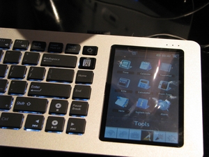 На случай, если большого экрана под рукой не окажется, клавиатура Eee Keyboard снабжена собственным экраном с диагональю 5 дюймов, который располагается в правой части устройства 