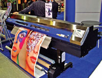 Roland SolJet Pro III XC-540 справится с рулонами массой до 30 кг