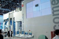 Печатающая красками электронного отверждения флексомашина Comexi CMX iF2 размещалась в ярко освещённом белом кубе, ассоциируемом разработчиками дизайна с экологичностью используемой технологии 