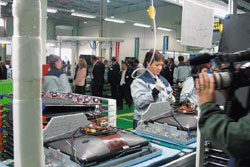 LG Electronics в прошлом году открыла в Подмосковье фабрику, где наряду с другой продукцией будут выпускаться телевизоры, а Panasonic объявила в феврале о своем намерении уже нынешним летом начать производить плазменные панели в Калининграде. Столь активное строительство производственных мощностей в Восточной Европе объясняется жесткой конкуренцией между компаниями, выпускающими телевизоры