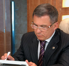 Премьер-министр Республики Татарстан Рустам Минниханов просматривает документы в «мобильном офисе» 