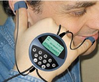 Достаточно поднести растопыренные пальцы ко рту и уху, и вы сможете воспользоваться Handphone