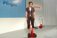 Человек среднего веса может проехать на персональном транспортном роботе Toyota Winglet до 10 км со скоростью около 6 км/ч 
