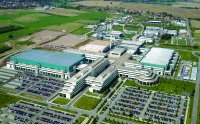 Фабрика Fab36 была с большой помпой открыта в осенью 2005 года; в нее, как и в другие подразделения научно-производственного комплекса в Дрездене, AMD вкладывала миллиарды долларов с середины 90-х