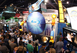 Симпсоны и другие популярные киногерои агитировали со стенда Warner за формат Blu-ray Disc