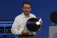 Патрик Гелсингер продемонстрировал целый спектр пластин с образцами будущих процессоров Intel, включая восьмиядерную модель Nehalem и Dunnington 
