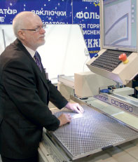 Основатель компании Insight Graphic Systems и разработчик координатора клише Десмонд О’Киф лично демонстрировал оборудование