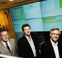 Медицинский портал CSAM Plexus был представлен работникам здравоохранения во время пресс-тура по одному из крупнейших исследовательских госпиталей Европы, норвежскому Rikshospitalet, которому портал и обязан своим появлением (на фото Чарльз Скетчард  (Oracle), Cверр Флатби (CSAM), Ларс Хофстад (CSAM) в центре мониторинга систем госпиталя Rikshospitalet