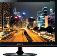 Компания Samsung в очередной раз переработала дизайн своих продуктов, предназначенных для домашнего пользователя, и выпустила полностью глянцевую модель. Правда,  «блестящий» монитор Samsung P2250G получился несколько угловатым — на основу наложена прозрачная глянцевая рамка с острыми краями. Это устройство, как и изделие LG, имеет сенсорные кнопки, причем сначала очень сложно понять, какие функции они выполняют. Чтобы в нижней части дисплея проявились их обозначения, достаточно поднести к ним руку. Правда, их будет видно лишь под определенным углом, что не очень удобно. По умолчанию выбран режим экономии энергии, однако уровень подсветки гибко регулируется в меню аппарата