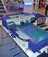 Всего за 47 с MC-1 нанесёт цветное изображение даже на цветную х/б футболку