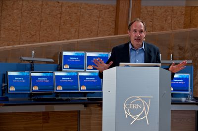 Юбилей праздновали в прошлую пятницу в женевской штаб-квартире CERN, крупнейшего центра по исследованиям физики частиц. Главным докладчиком был сам Тим Бернерс-Ли 