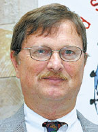 Являясь одним из основных разработчиков наиболее популярного на данный момент стандарта в области управления проектами, «свода знаний» PMI PMBoK, Билл Дункан постоянно подчеркивает разницу между подходами к оценке менеджеров проектов в соответствии с этим классическим стандартом и его новым детищем