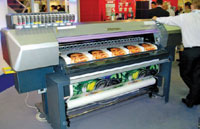 Mimaki JV5-130S cнабжён системой дублированных чернильных картриджей: когда чернила заканчиваются в одном, автоматически начинается подача с дублёра 