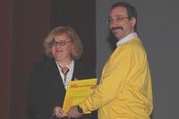 Борис Нуралиев награждает Ирину Квятковскую - руководителя проекта, победившего в конкурсе дипломных работ 