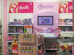 Уже второй раз за последние два месяца Mattel отзывает свои игрушки из-за использования свинца. Очередной отзыв продукции означает, что менеджерам по информационным технологиям Mattel, возможно, придется столкнуться с самыми серьезными испытаниями. С одной стороны, компания размещает продукты на складах и в центрах дистрибуции по всему миру, готовясь к периоду активных продаж, а с другой стороны, должна изъять около 20 млн. потенциально опасных игрушек