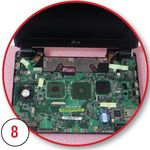 ...и аккуратно снимаем ее, воспользовавшись пластиковой картой