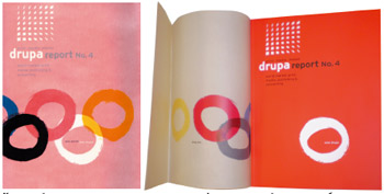 Красивый пример использования кальки в графическом дизайне — суперобложка к Drupa Report № 4. Пять олимпийских разноцветных колец расположены в трёх плоскостях. Белое — на бумажной обложке, а остальные — по два с разных сторон полупрозрачной суперобложки