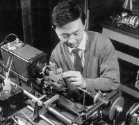 В январе 1966 года Чарльз Као, работавший тогда в английской лаборатории Standard Telecommunication Laboratories, представил результаты своих исследований