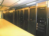 За стеклом. В целях безопасности посетители допускаются только в первый машинный зал ЦОД франкфуртского аэропорта.