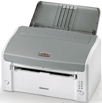 Сергей Лебедев демонстрирует, насколько легок в обслуживании принтер B2200