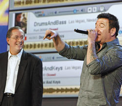 Продемонстрировать выгоды персонализации Internet Полу Отеллини помогал солист Smash Mouth Стив Харвелл