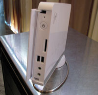 Новая настольная система, получившая название Eee Box, представляет собой миниатюрный ПК белого цвета размером примерно с книгу в твердом переплете 