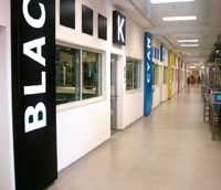 К моменту нашего посещения соткрытого вавгусте 2004г.завода поступило заказчикам более 3млн банок краски HP ElectroInk. Секретную формулу досих пор никому не удалось разгадать— случаев подделки не отмечено 