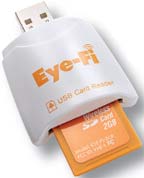 SD-карта Eye-Fi вставлена в USB-адаптер для первоначальной настройки