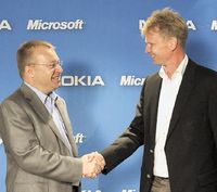 Рукопожатие Стивена Элопа и Кая Оистамо знаменует смену стратегии Microsoft в области мобильных систем