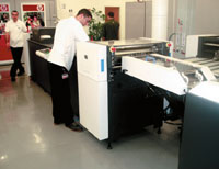 Скорость модуля УФ-лакирования для HPIndigo 5500синхронизирована со скоростью печати. Лакирование только сплошное— матовое или глянцевое 