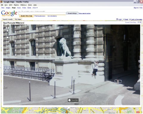Среди самых интересных "наблюдений" StreetView – человек, карабкающийся на стену Лувра 