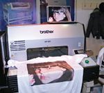 Принтер Brother GT-541 может печатать только по светлым тканям, так как нет белых чернил