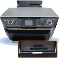 Считыватель карт памяти защищен откидной крышкой, от проникновения пыли.