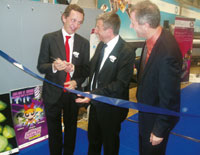 Право торжественного открытия сборочного производства HP Scitex вЦезарее вместе ссимволическими ножницами досталось генеральному директору подразделения Энрико Лоресу 