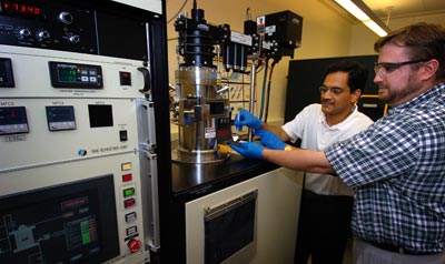 Инженеры-механики Университета Пурди Тимоти Фишер (справа) и Суреш Гаримелла демонстрируют кремниевую подложку, содержащую 