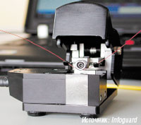 Рисунок 3. Атакующий сгибает оптическое волокно посредством специального ответвителя, чтобы получить доступ к потоку информации. 