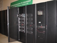 Новая система Symmetra была представлена на зеленом корпоративном фоне Schneider Electric 
