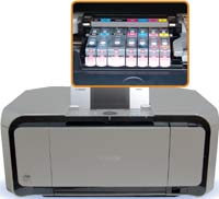 Шестицветная система печати с двумя черными картриджами —  стандартной и повышенной емкости — позволяет немного сэкономить на отпечатках.