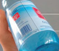 Питьевая бутылка и термоусадочные этикетки часто состоят из ПЭТ или ПЭН