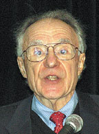 Среди приглашенных докладчиков на российско-американском симпозиуме был и Арно Пензиас, лауреат Нобелевской премии по физике, в 1978 году разделивший эту награду с Петром Капицей