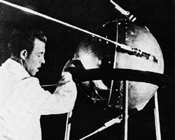 Первый спутник представлял собой заполненный азотом пустотелый шар, собранный из двух полусфер толщиной всего 2 мм, изготовленных из алюминиевого сплава, радиопередатчика мощностью 1 Вт, выдававшего ничего не значащие сигналы длительностью 0,4 секунды, антенно-фидерного устройства и блока питания