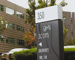 Аналитики в немалой степени удивлены тем, что кто-то отважился купить 3Com в условиях сокращения присутствия компании на рынке и испытываемых ею начиная с 2000 года финансовых трудностей