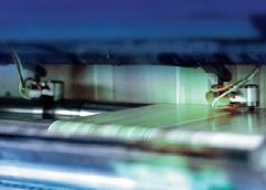 При шитье внакидку по центру тетрадей с плотным красочным покрытием проклеивайте корешок, чтобы бумага вокруг проколов не растрескивалась и центральные страницы не вылетали. Источник: Planatol