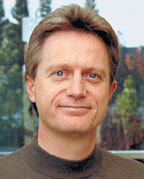 Ник Ван дер Звип: «Когда мы во время встреч с клиентами попросили поднять руки тех, кто использует виртуализацию, руки подняли примерно 75% присутствующих. А на вопрос, сколько из них используют ее в производстве, из этих 75% руки опустили лишь около четверти»