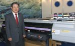 Президент Mimaki Engineering Акира Икеда с удовольствием позировал на фоне российского бестселлера JF-1631
