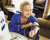 Intel Health Guide PHS6000 представляет собой настольный мини-компьютер, собирающий данные о кровяном давлении, весе пациента, уровне сахара в его крови, а также другие сведения медицинского характера